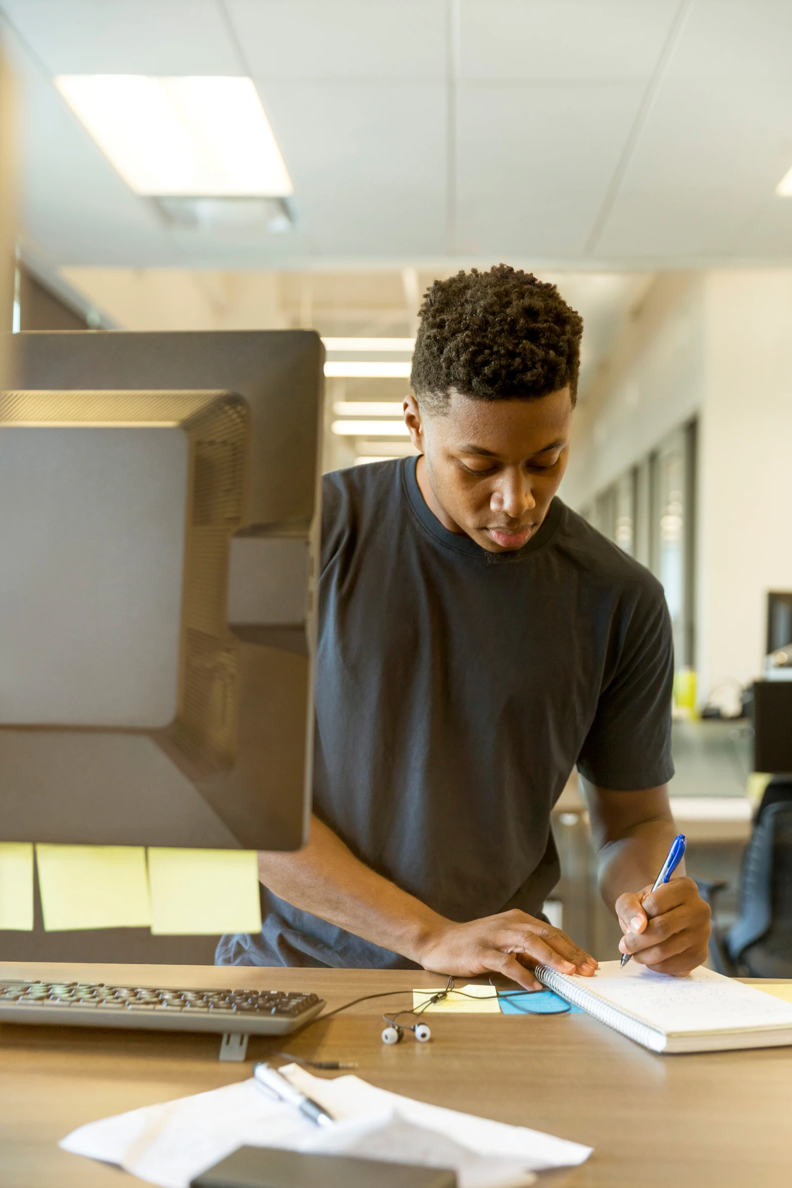 Professionnels analysant des documents dans un bureau moderne